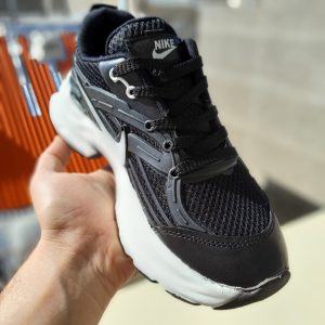 کفش اسپرت زنانه نایکی (Nike) مدل لژدار | رنگ مشکی‌سفید (کلاسیک)